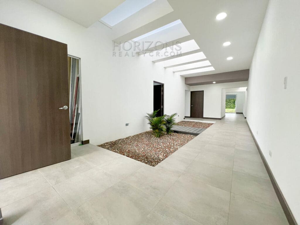 Casa de 1 Nivel en Condominio en Curridabat El Herrán 3 Habitaciones, Jardín y Cuarto de Servicio NJA999
