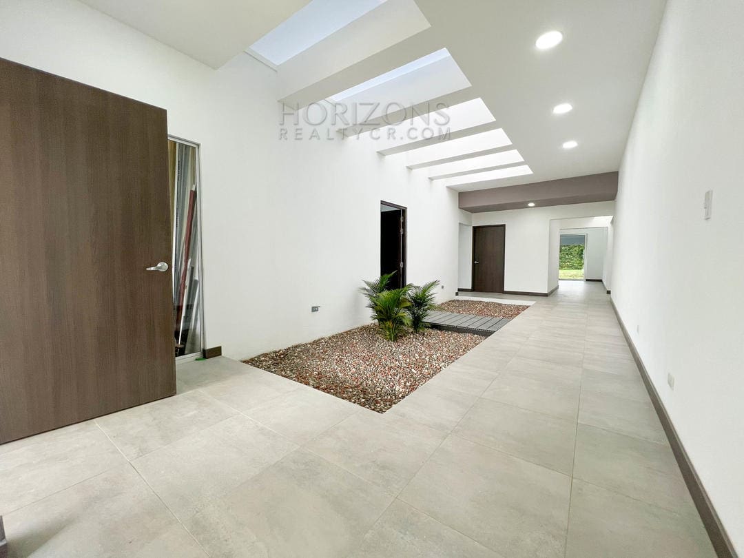 Casa de 1 Nivel en Condominio en Curridabat El Herrán 3 Habitaciones, Jardín y Cuarto de Servicio NJA999