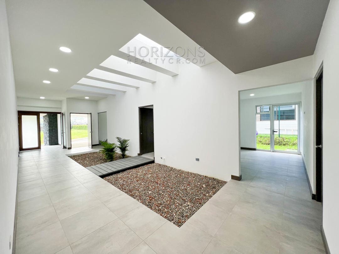 Casa de 1 Nivel en Condominio en Curridabat El Herrán 3 Habitaciones, Jardín y Cuarto de Servicio NJA999