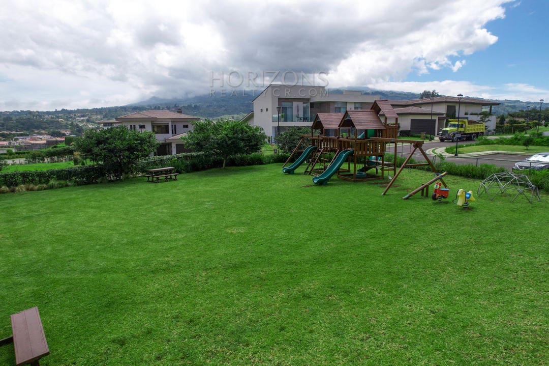 Casa de 1 Nivel en Condominio en Curridabat El Herrán 3 Habitaciones, Jardín y Cuarto de Servicio NJA999
