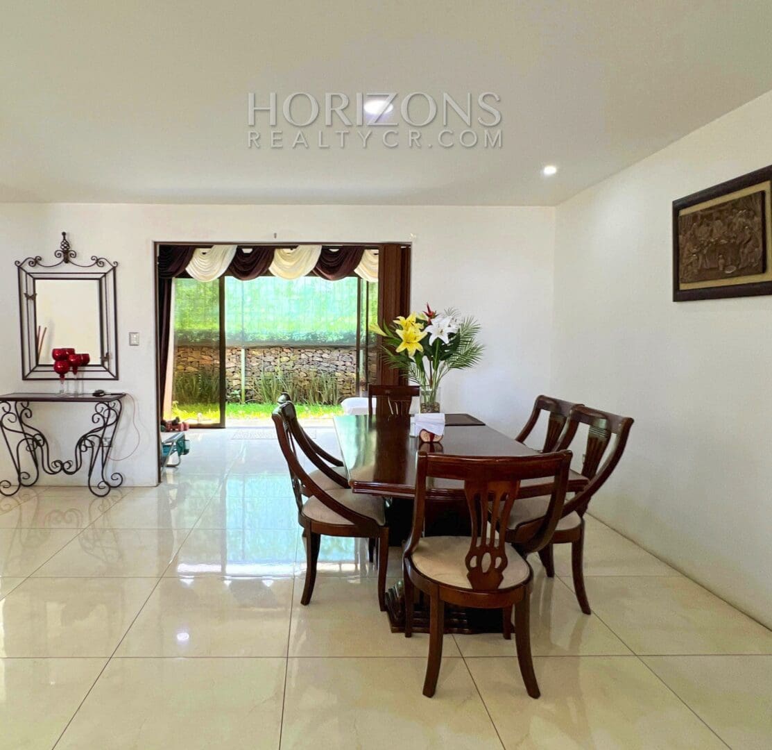 Se Vende Amplia Casa en Alajuela 3 Habitaciones y Patio en Condominio Los Higuerones NJR37