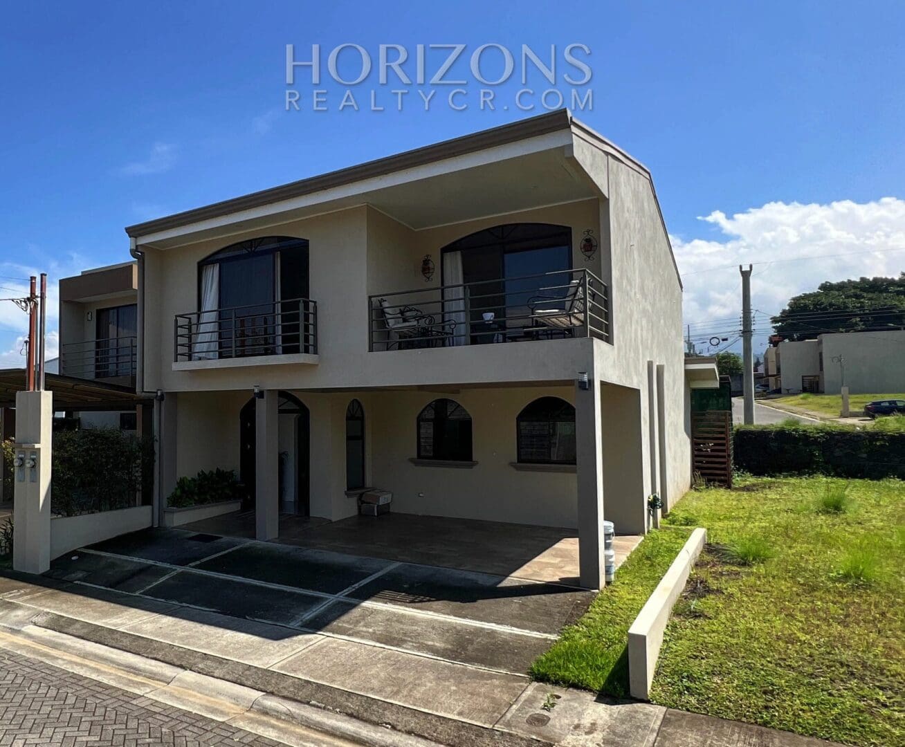 Se Vende Amplia Casa en Alajuela 3 Habitaciones y Patio en Condominio Los Higuerones NJR37