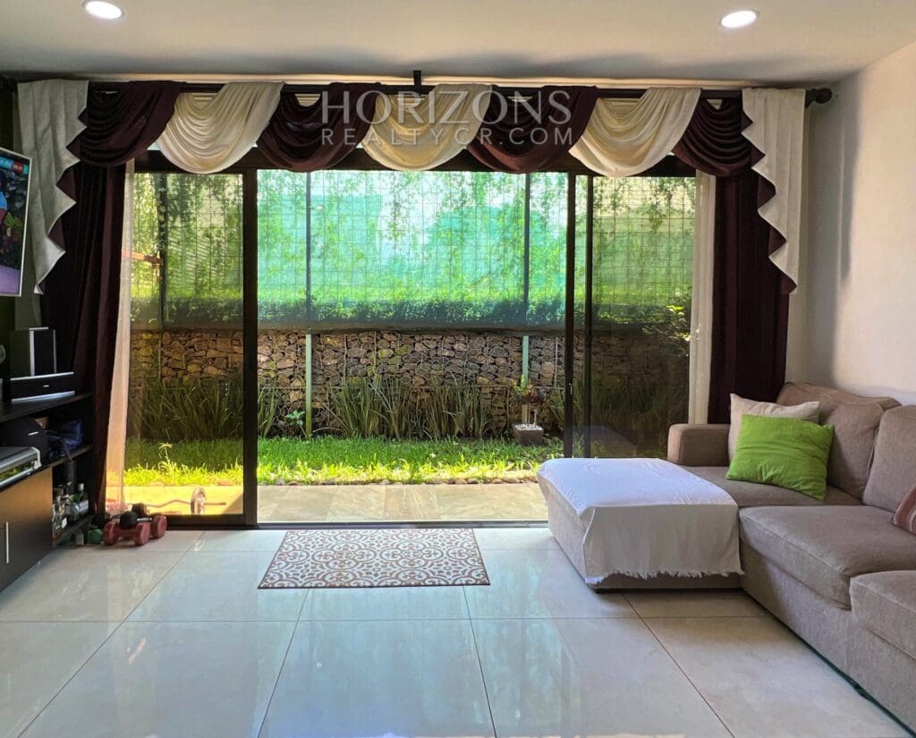 Se Vende Amplia Casa en Alajuela 3 Habitaciones y Patio en Condominio Los Higuerones NJR37