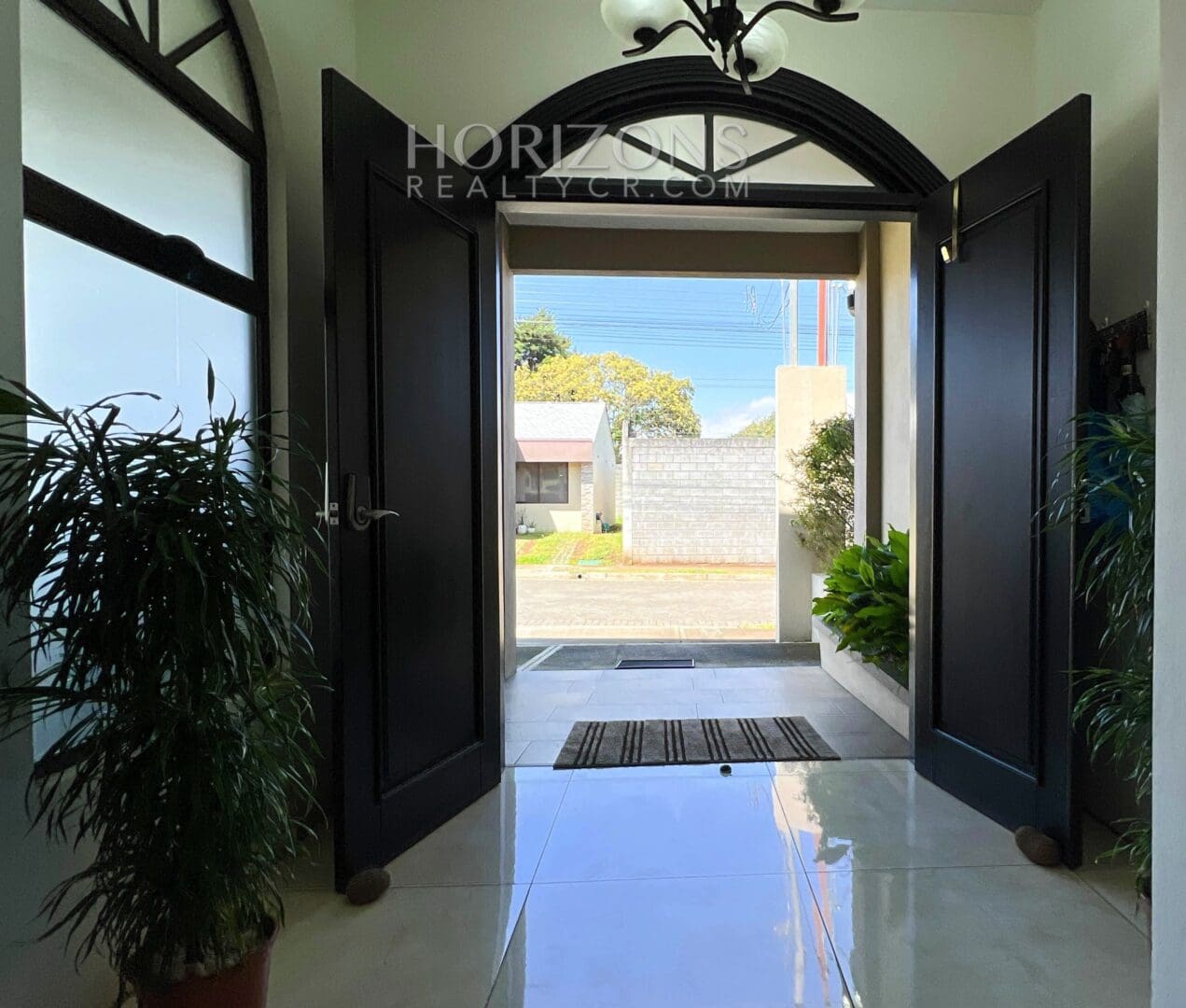 Se Vende Amplia Casa en Alajuela 3 Habitaciones y Patio en Condominio Los Higuerones NJR37