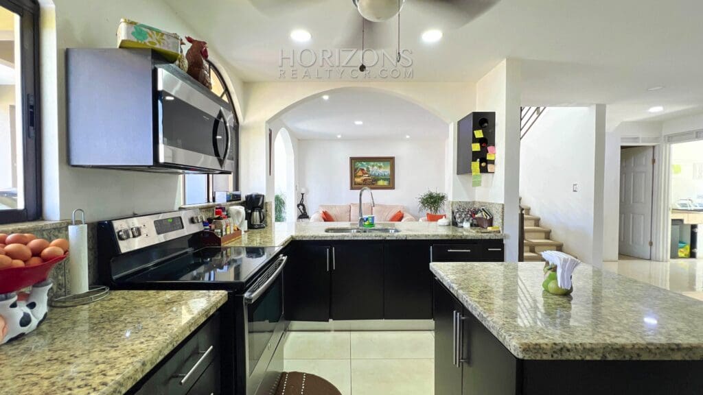 Se Vende Amplia Casa en Alajuela 3 Habitaciones y Patio en Condominio Los Higuerones NJR37