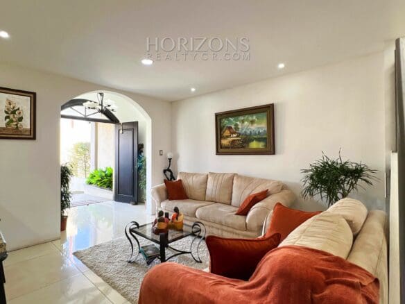 Se Vende Amplia Casa En Alajuela 3 Habitaciones Y Patio En Condominio Los Higuerones Njr37
