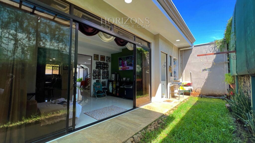 Se Vende Amplia Casa en Alajuela 3 Habitaciones y Patio en Condominio Los Higuerones NJR37