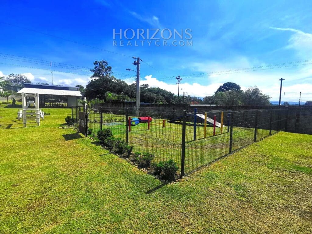 Se Vende Amplia Casa en Alajuela 3 Habitaciones y Patio en Condominio Los Higuerones NJR37