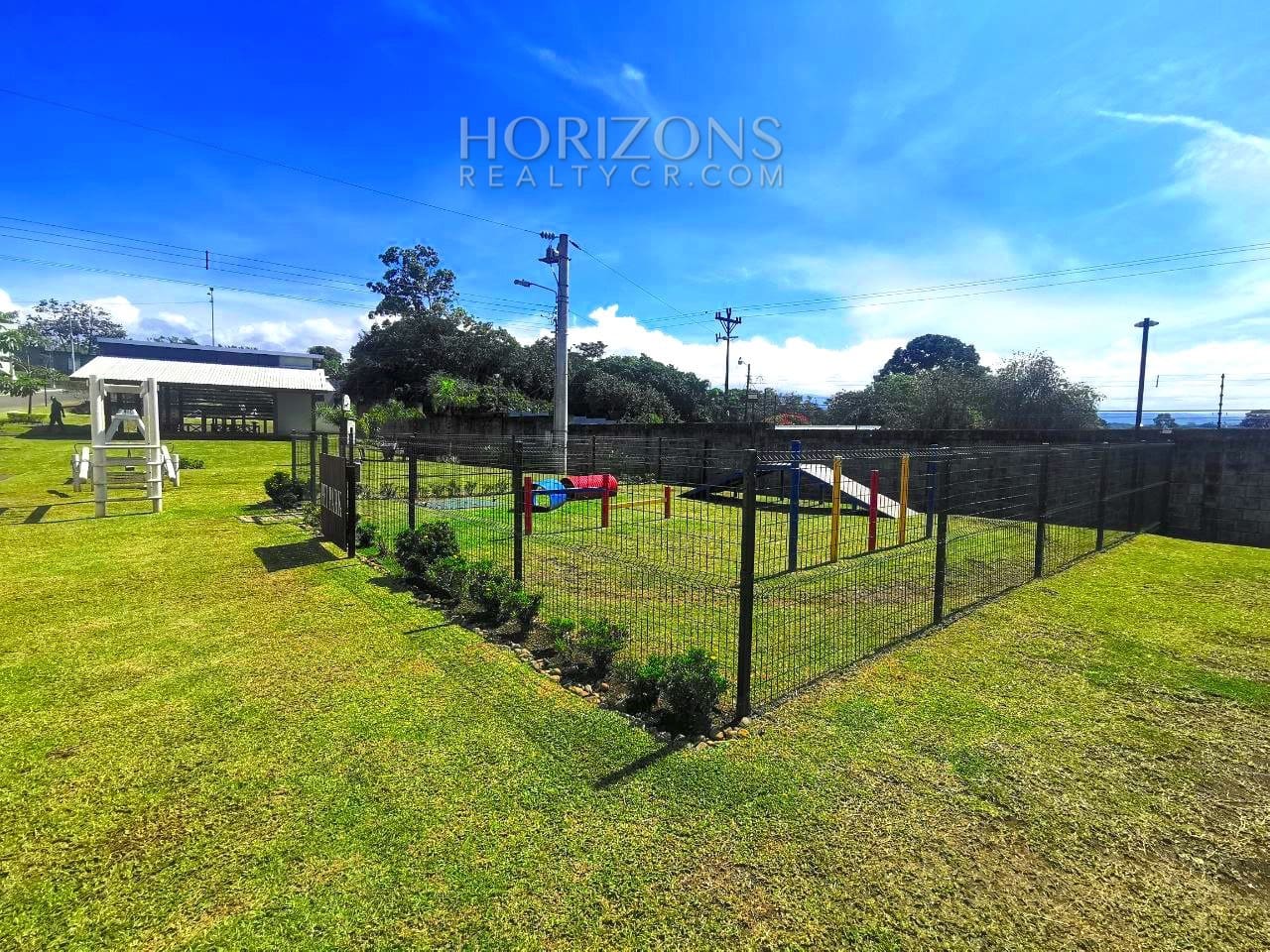 Se Vende Amplia Casa en Alajuela 3 Habitaciones y Patio en Condominio Los Higuerones NJR37