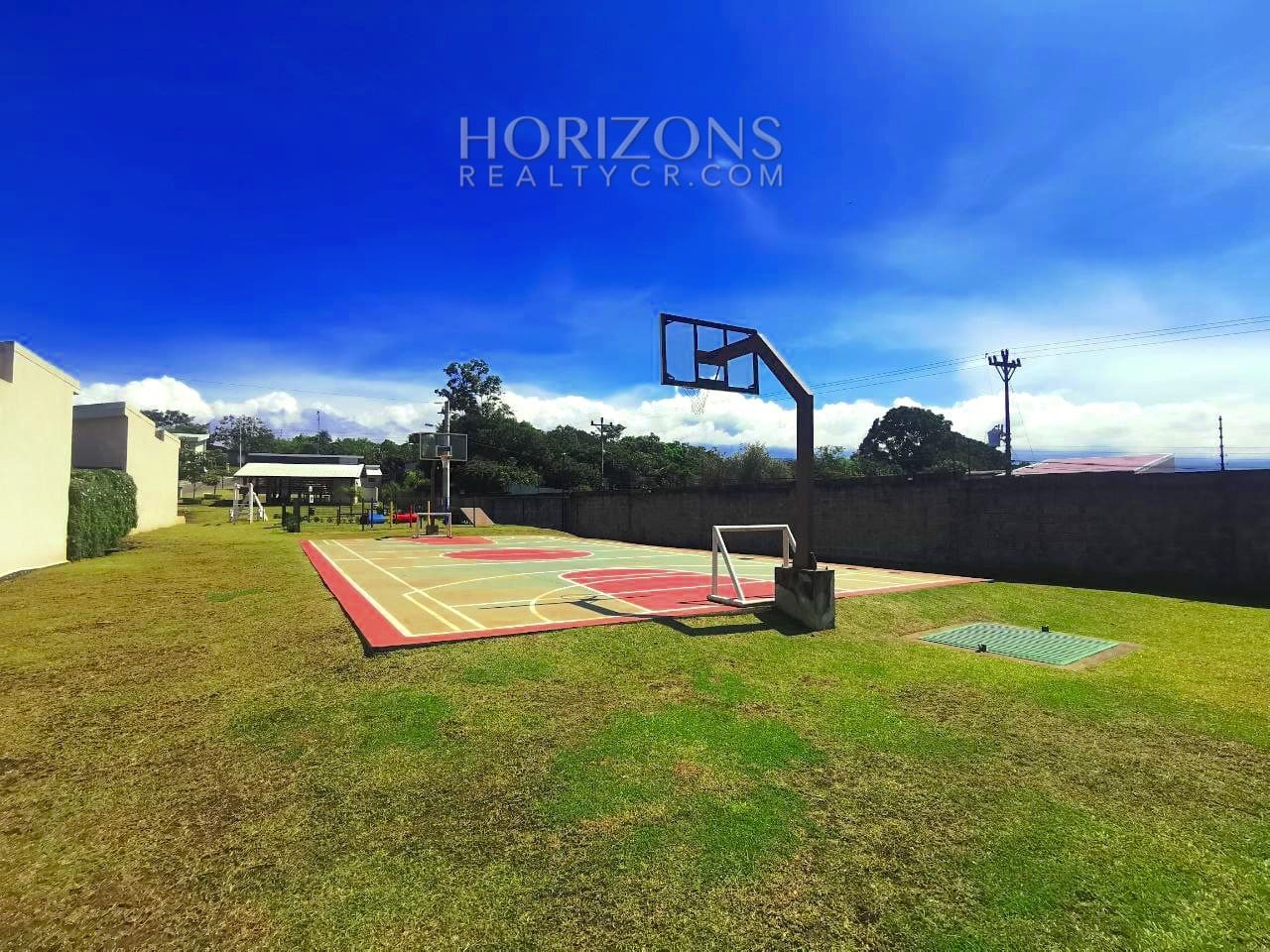 Se Vende Amplia Casa en Alajuela 3 Habitaciones y Patio en Condominio Los Higuerones NJR37