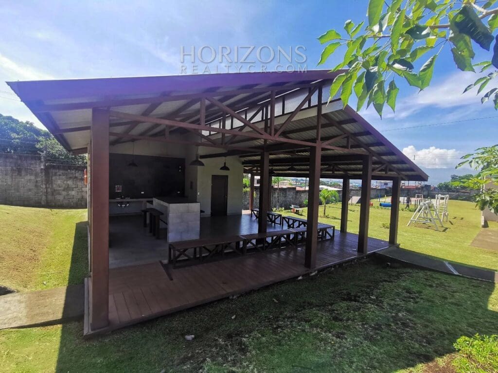 Se Vende Amplia Casa en Alajuela 3 Habitaciones y Patio en Condominio Los Higuerones NJR37