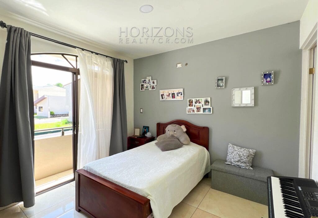 Se Vende Amplia Casa en Alajuela 3 Habitaciones y Patio en Condominio Los Higuerones NJR37