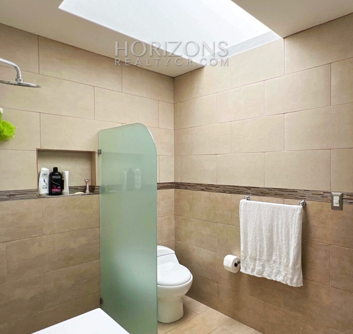Se Vende Amplia Casa en Alajuela 3 Habitaciones y Patio en Condominio Los Higuerones NJR37