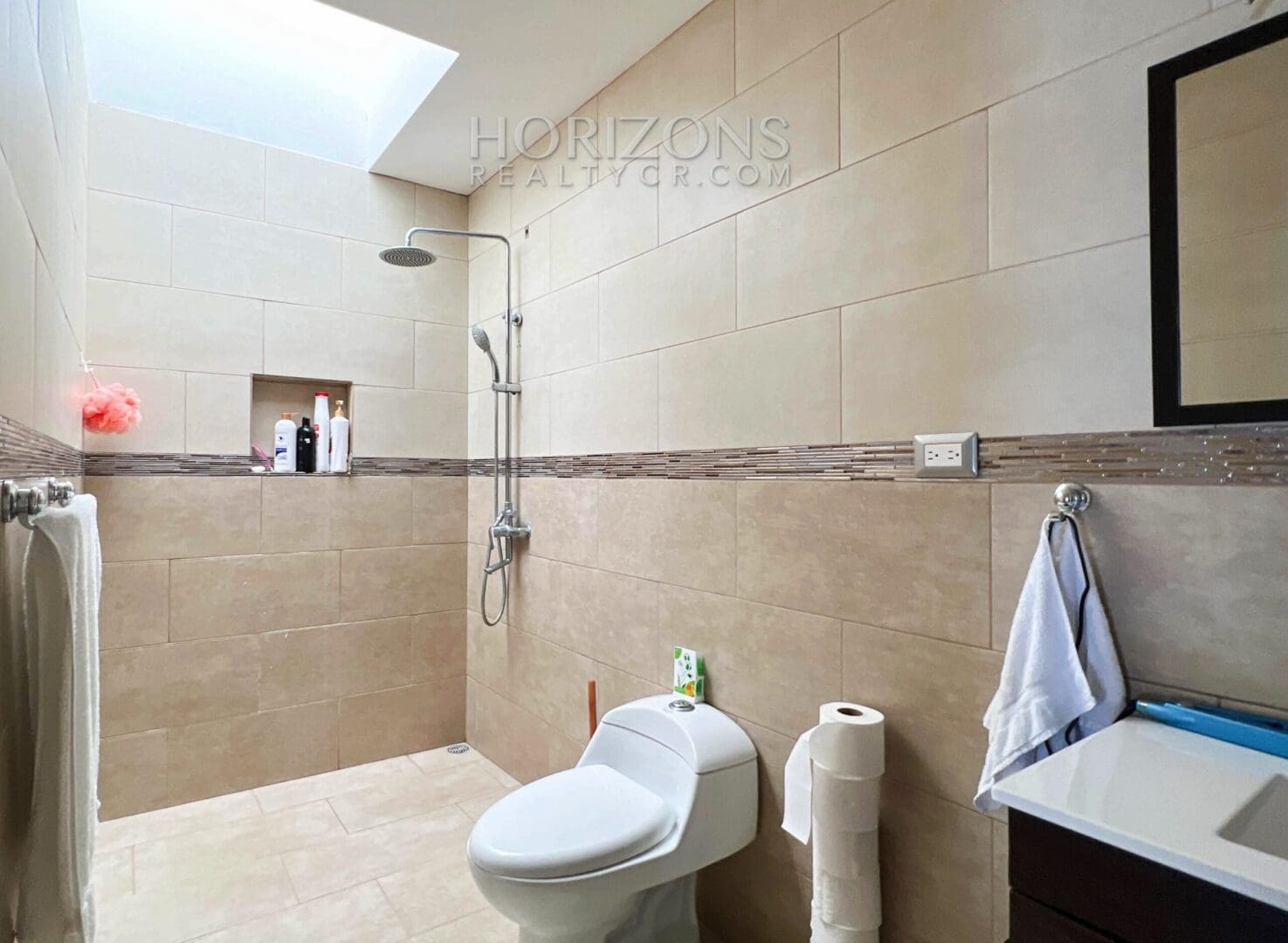 Se Vende Amplia Casa en Alajuela 3 Habitaciones y Patio en Condominio Los Higuerones NJR37