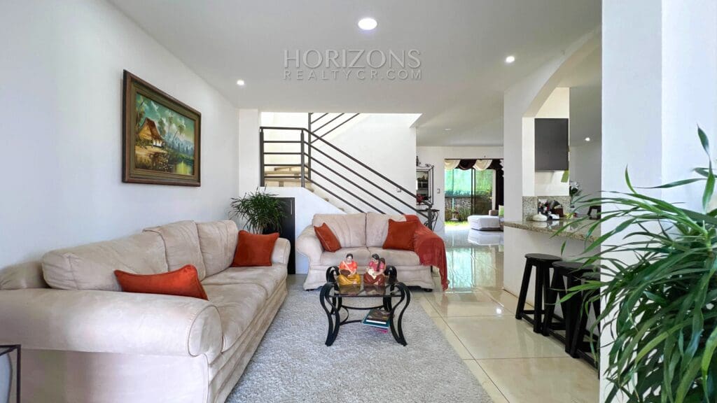 Se Vende Amplia Casa en Alajuela 3 Habitaciones y Patio en Condominio Los Higuerones NJR37