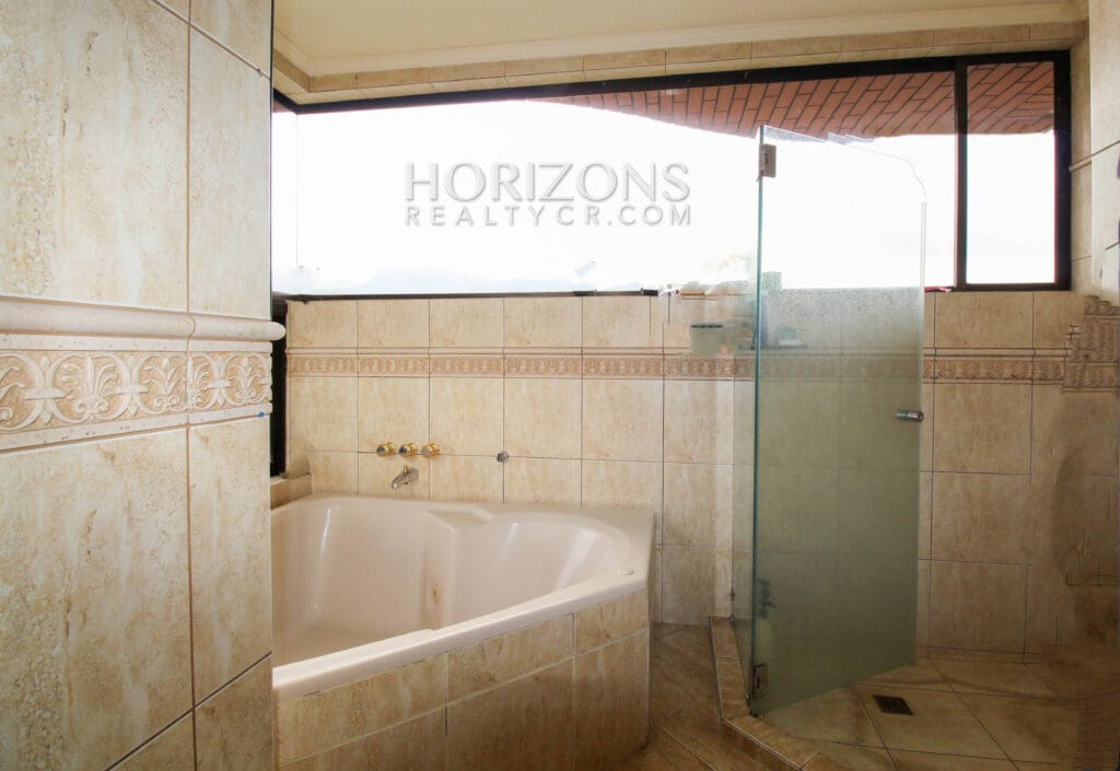 VENTA DE APARTAMENTO CON ESPECTACULAR VISTA A LA MONTAÑA EN CONDOMINIO ESCAZU njv174