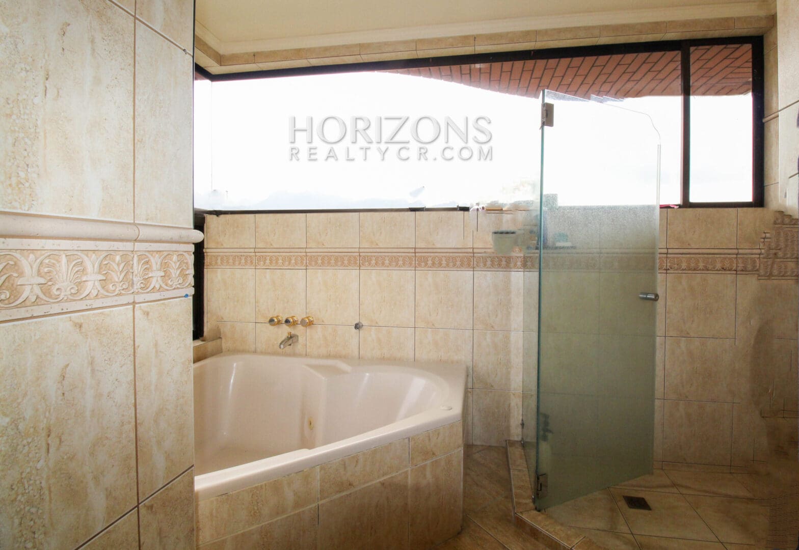 VENTA DE APARTAMENTO CON ESPECTACULAR VISTA A LA MONTAÑA EN CONDOMINIO ESCAZU njv174