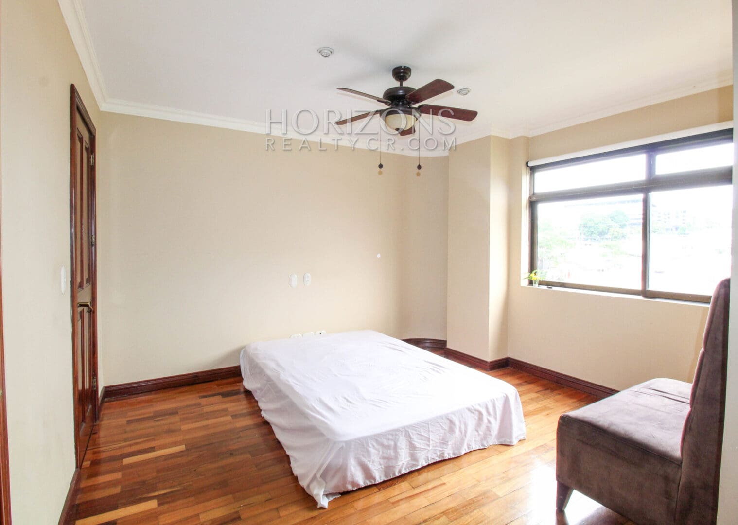 VENTA DE APARTAMENTO CON ESPECTACULAR VISTA A LA MONTAÑA EN CONDOMINIO ESCAZU njv174