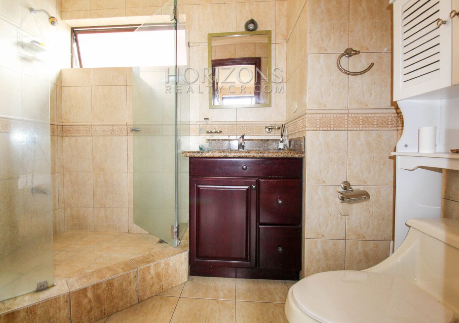 VENTA DE APARTAMENTO CON ESPECTACULAR VISTA A LA MONTAÑA EN CONDOMINIO ESCAZU njv174