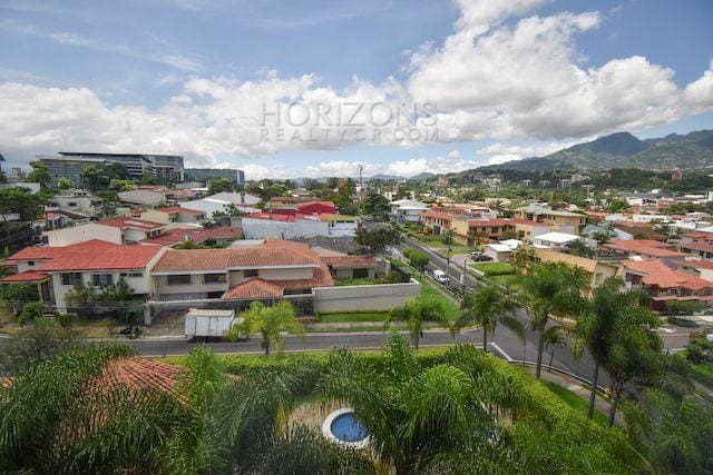 VENTA DE APARTAMENTO CON ESPECTACULAR VISTA A LA MONTAÑA EN CONDOMINIO ESCAZU njv174