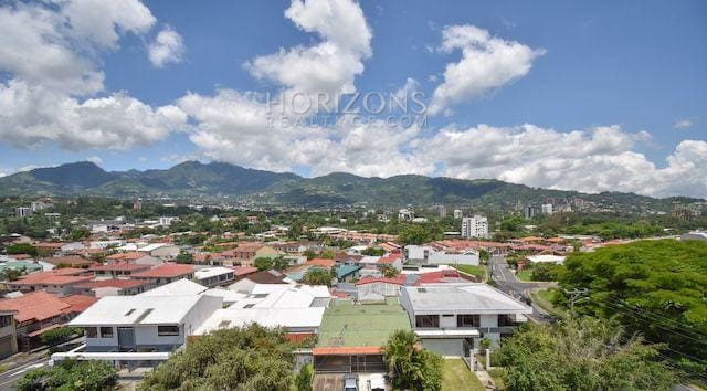 VENTA DE APARTAMENTO CON ESPECTACULAR VISTA A LA MONTAÑA EN CONDOMINIO ESCAZU njv174