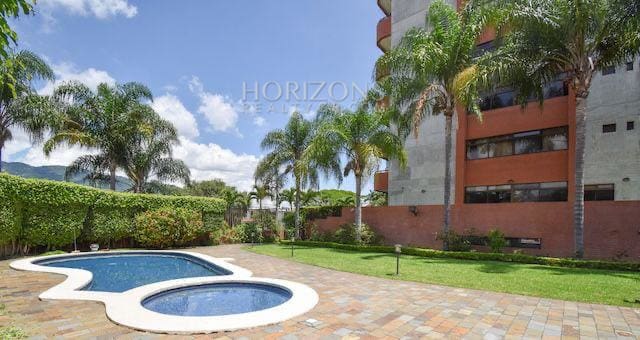 VENTA DE APARTAMENTO CON ESPECTACULAR VISTA A LA MONTAÑA EN CONDOMINIO ESCAZU njv174