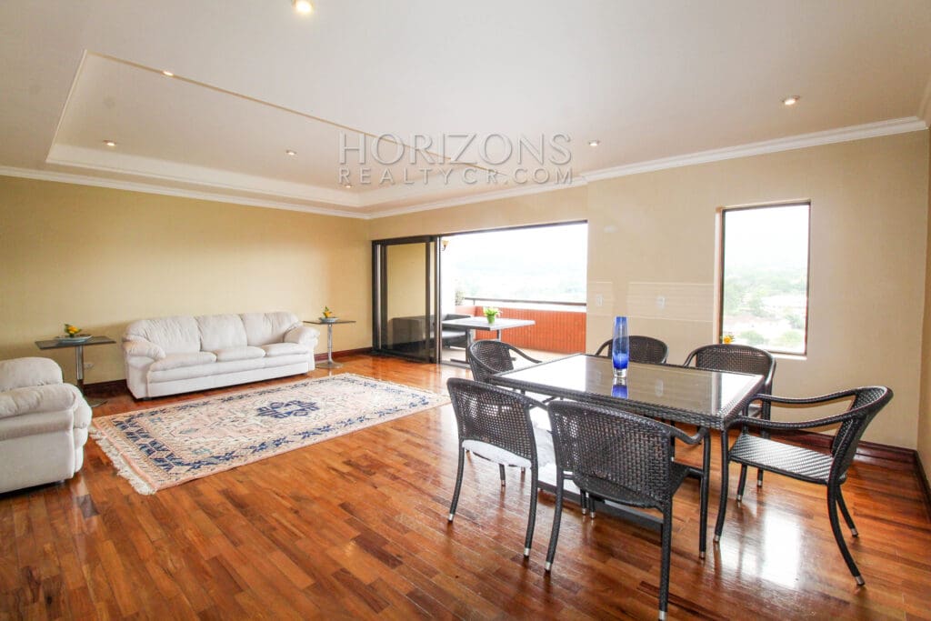 VENTA DE APARTAMENTO CON ESPECTACULAR VISTA A LA MONTAÑA EN CONDOMINIO ESCAZU njv174