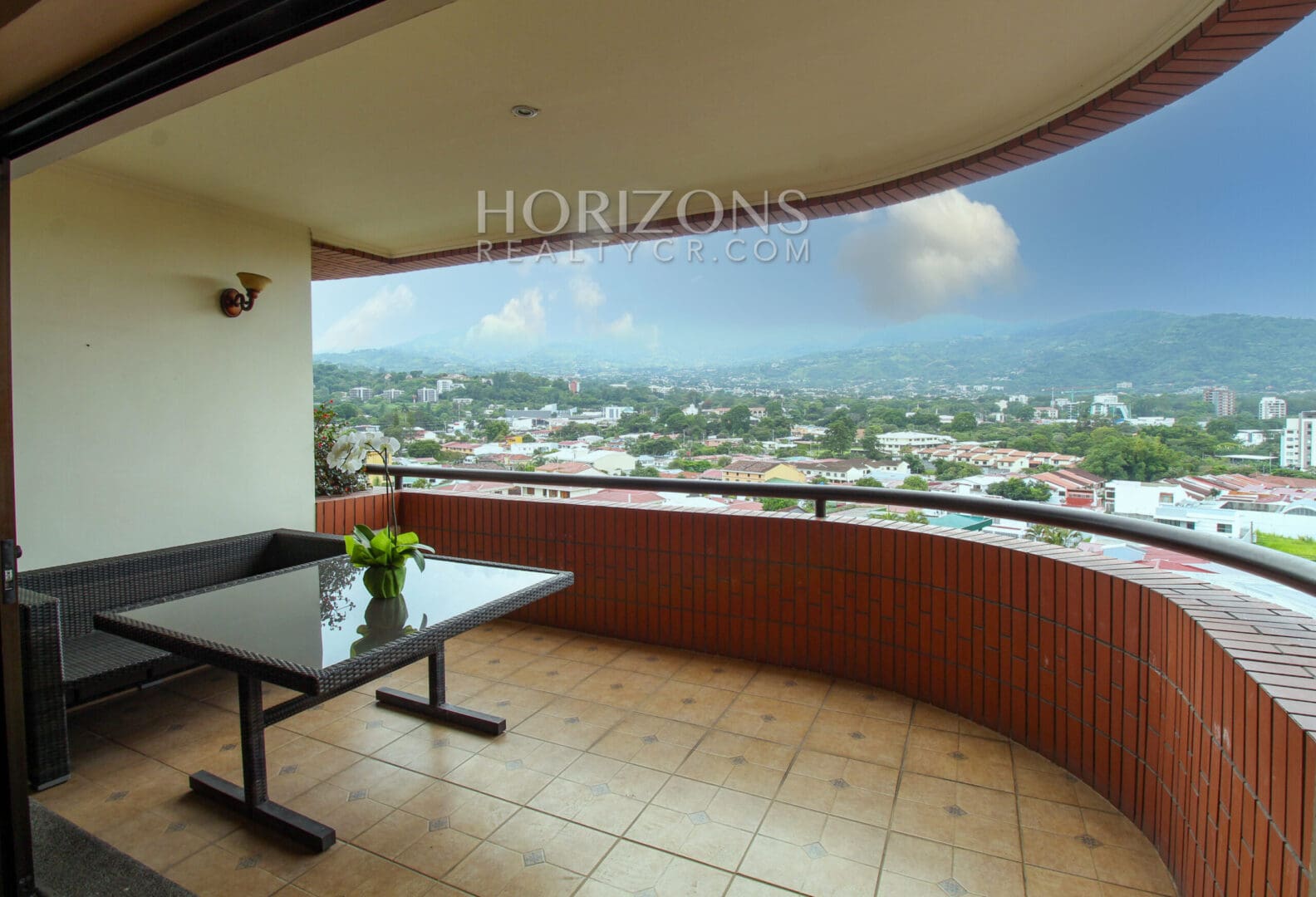 VENTA DE APARTAMENTO CON ESPECTACULAR VISTA A LA MONTAÑA EN CONDOMINIO ESCAZU njv174