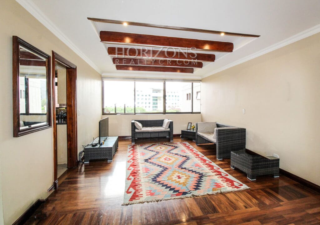VENTA DE APARTAMENTO CON ESPECTACULAR VISTA A LA MONTAÑA EN CONDOMINIO ESCAZU njv174