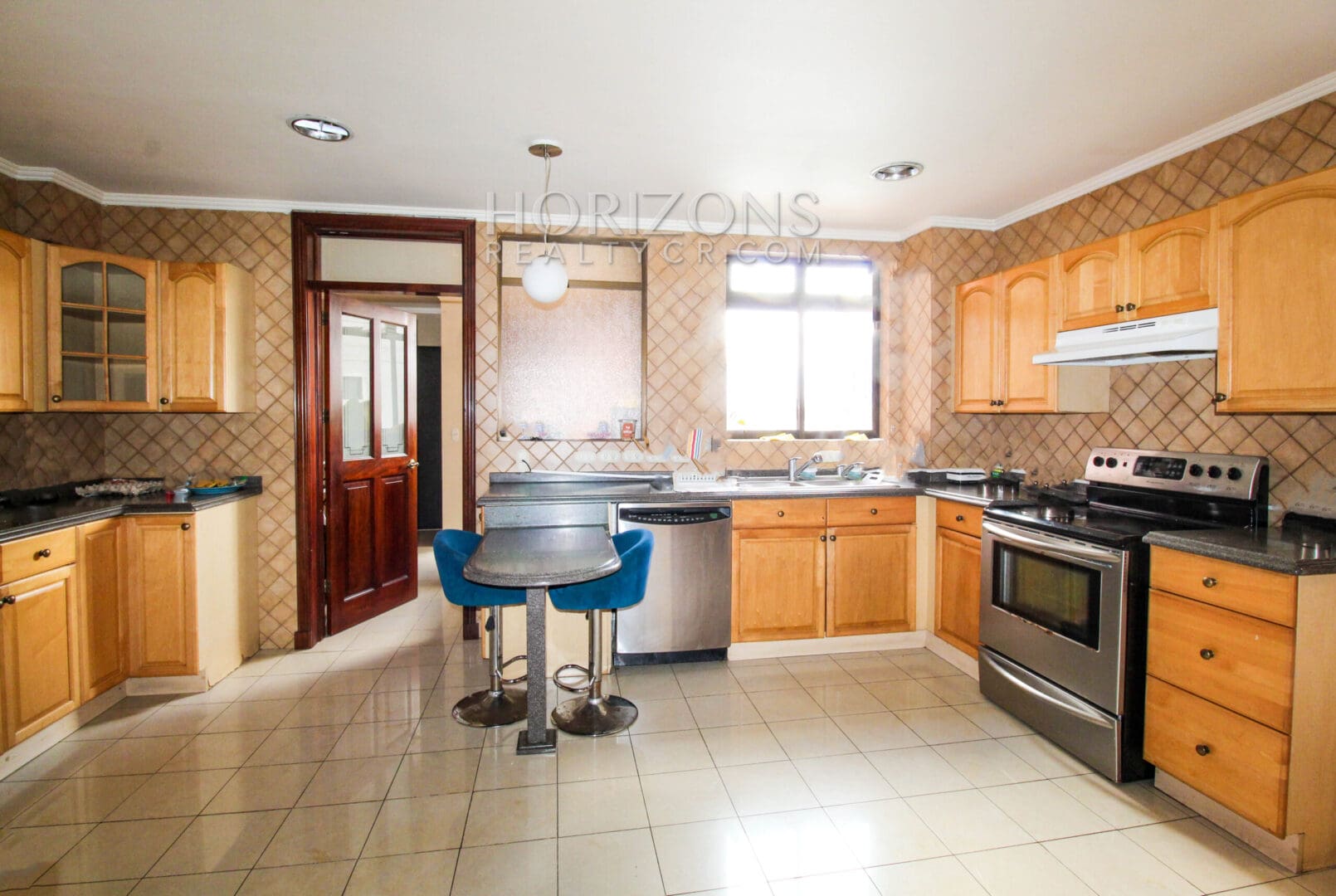VENTA DE APARTAMENTO CON ESPECTACULAR VISTA A LA MONTAÑA EN CONDOMINIO ESCAZU njv174