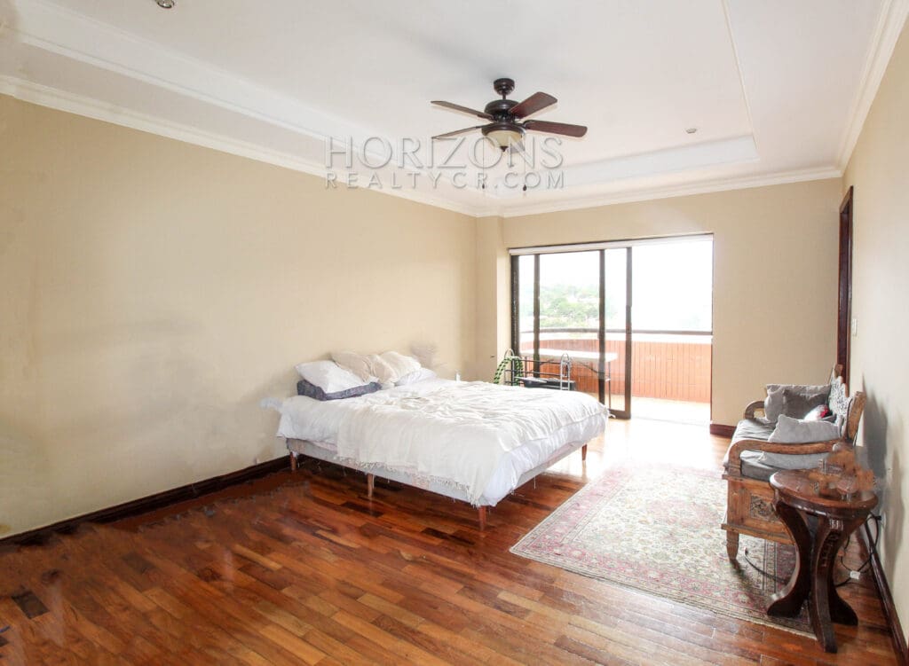 VENTA DE APARTAMENTO CON ESPECTACULAR VISTA A LA MONTAÑA EN CONDOMINIO ESCAZU njv174