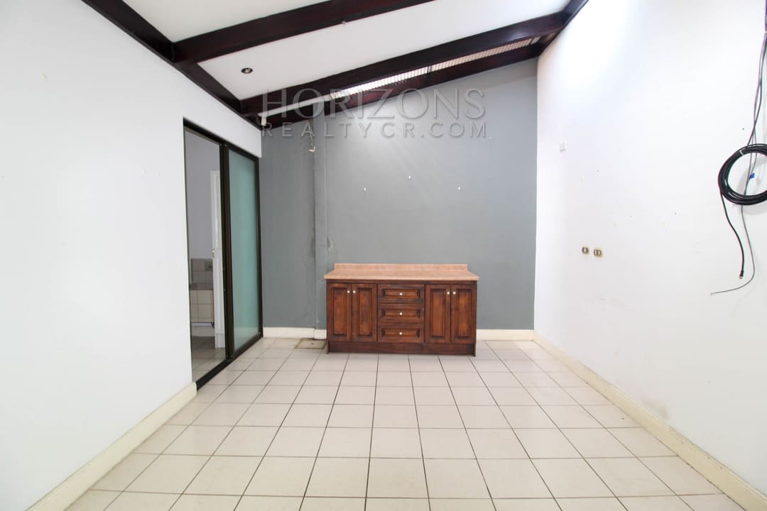 SE ALQUILA CASA EN SABANILLA 3 HABITACIONES / 2 KM DE LA UCR noj841