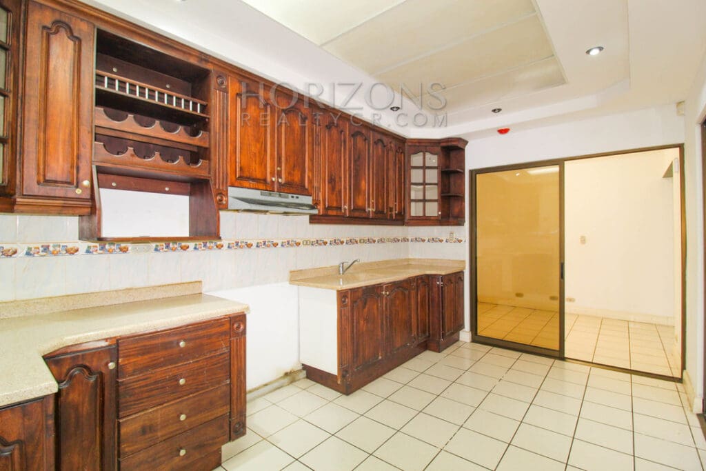 SE ALQUILA CASA EN SABANILLA 3 HABITACIONES / 2 KM DE LA UCR noj841