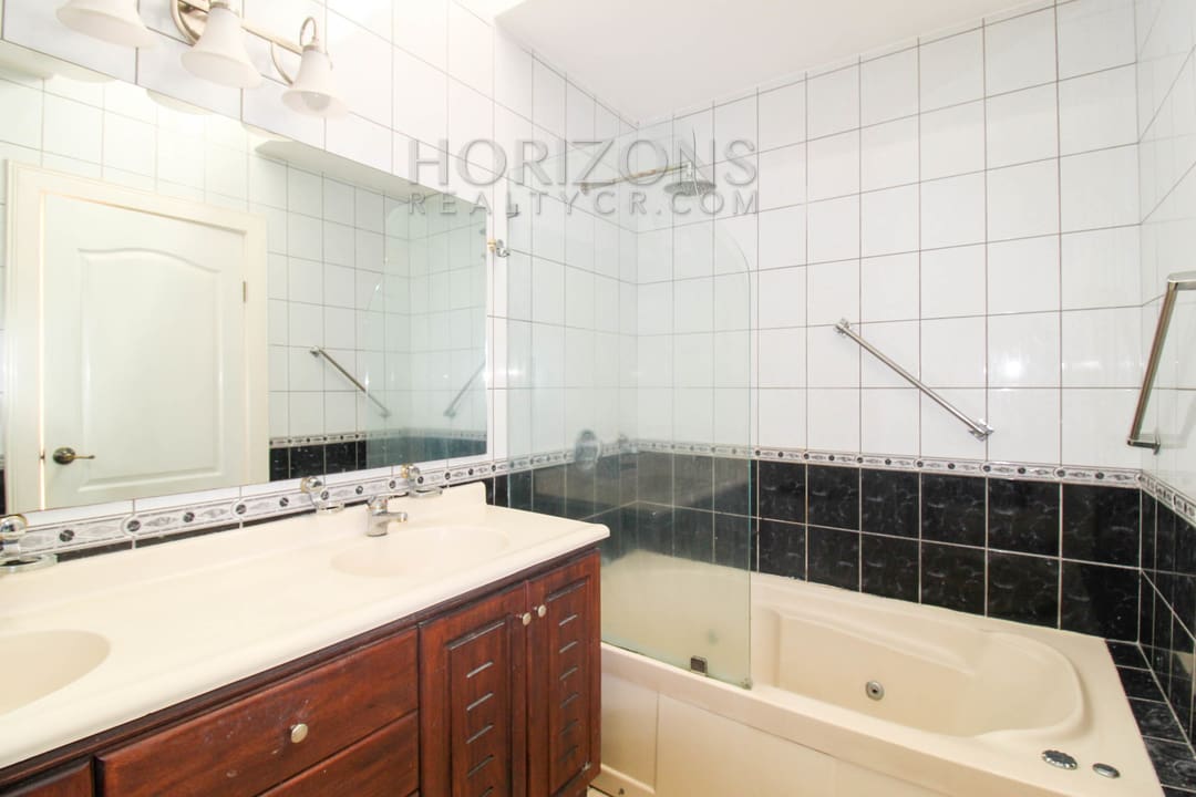 SE ALQUILA CASA EN SABANILLA 3 HABITACIONES / 2 KM DE LA UCR noj841