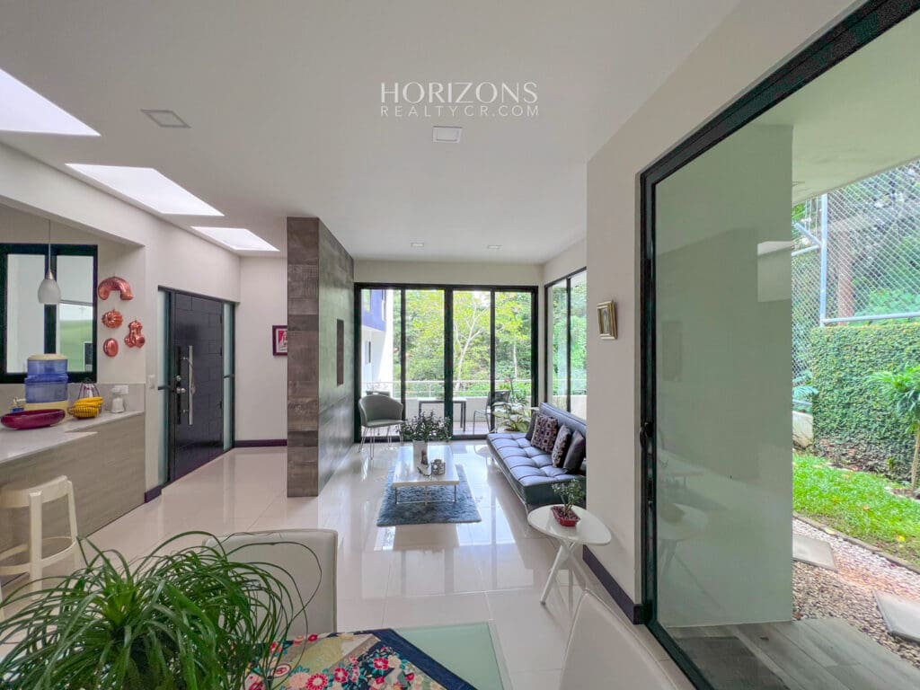 SE VENDE PROPIEDAD EN SAN ANTONIO ESCAZÚ CON DOS CASAS EN RESIDENCIAL nja1004