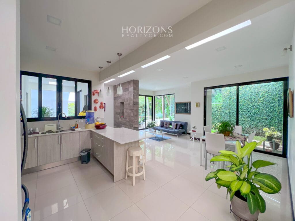 SE VENDE PROPIEDAD EN SAN ANTONIO ESCAZÚ CON DOS CASAS EN RESIDENCIAL nja1004