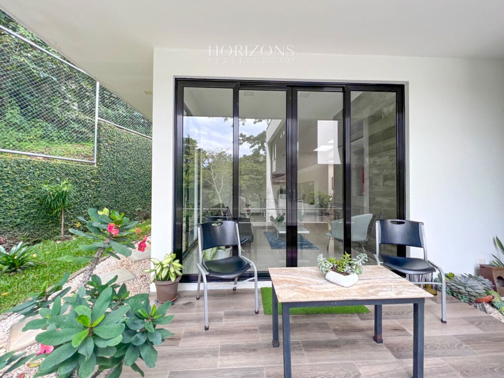 SE VENDE PROPIEDAD EN SAN ANTONIO ESCAZÚ CON DOS CASAS EN RESIDENCIAL nja1004