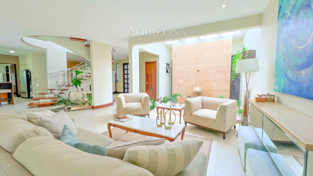 Casa Independiente en Escazu de 4 Habitaciones 4 Parqueos en Guachipelín cerca de Distrito 4 nja1002