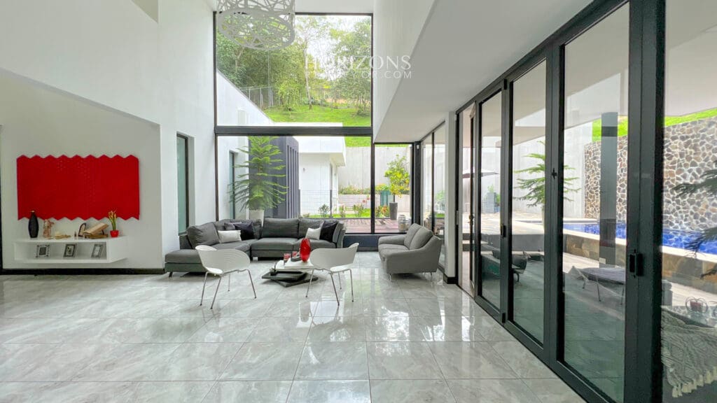 SE VENDE PROPIEDAD EN SAN ANTONIO ESCAZÚ CON DOS CASAS EN RESIDENCIAL nja1004