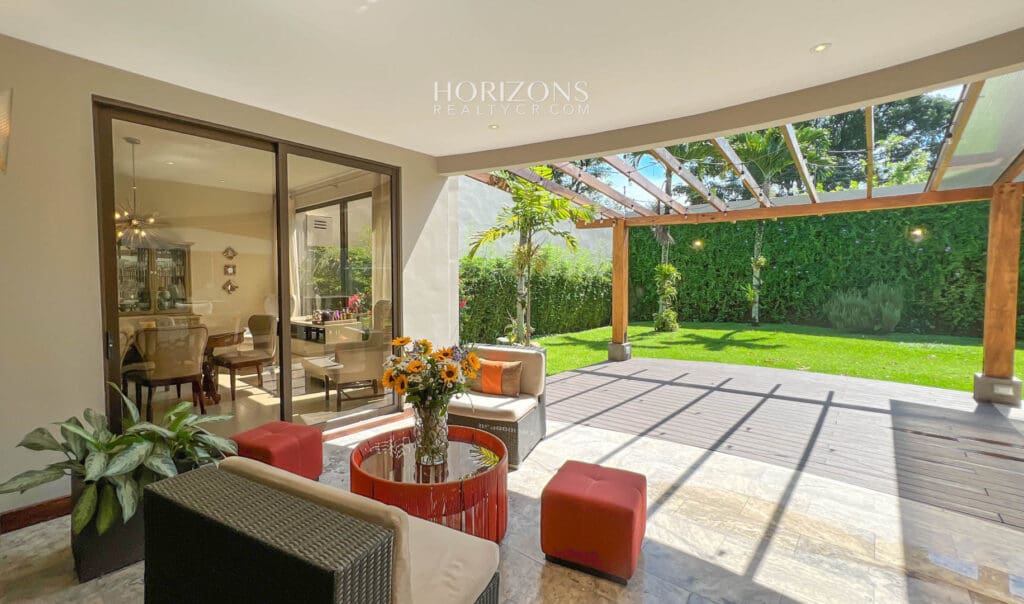 Casa Independiente en Escazu de 4 Habitaciones 4 Parqueos en Guachipelín cerca de Distrito 4 nja1002