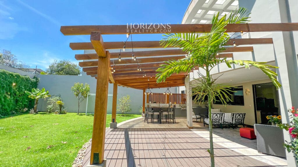 Casa Independiente en Escazu de 4 Habitaciones 4 Parqueos en Guachipelín cerca de Distrito 4 nja1002