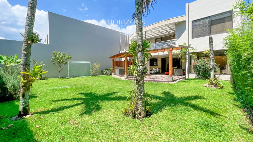 Casa Independiente en Escazu de 4 Habitaciones 4 Parqueos en Guachipelín cerca de Distrito 4 nja1002