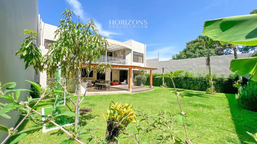 Casa Independiente en Escazu de 4 Habitaciones 4 Parqueos en Guachipelín cerca de Distrito 4 nja1002