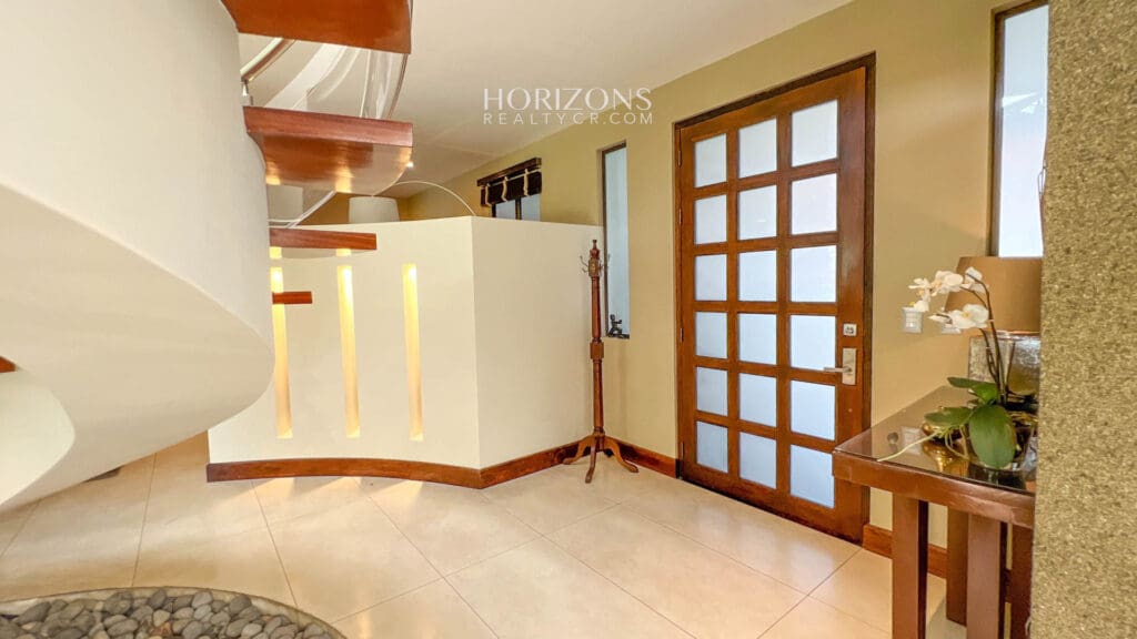 Casa Independiente en Escazu de 4 Habitaciones 4 Parqueos en Guachipelín cerca de Distrito 4 nja1002
