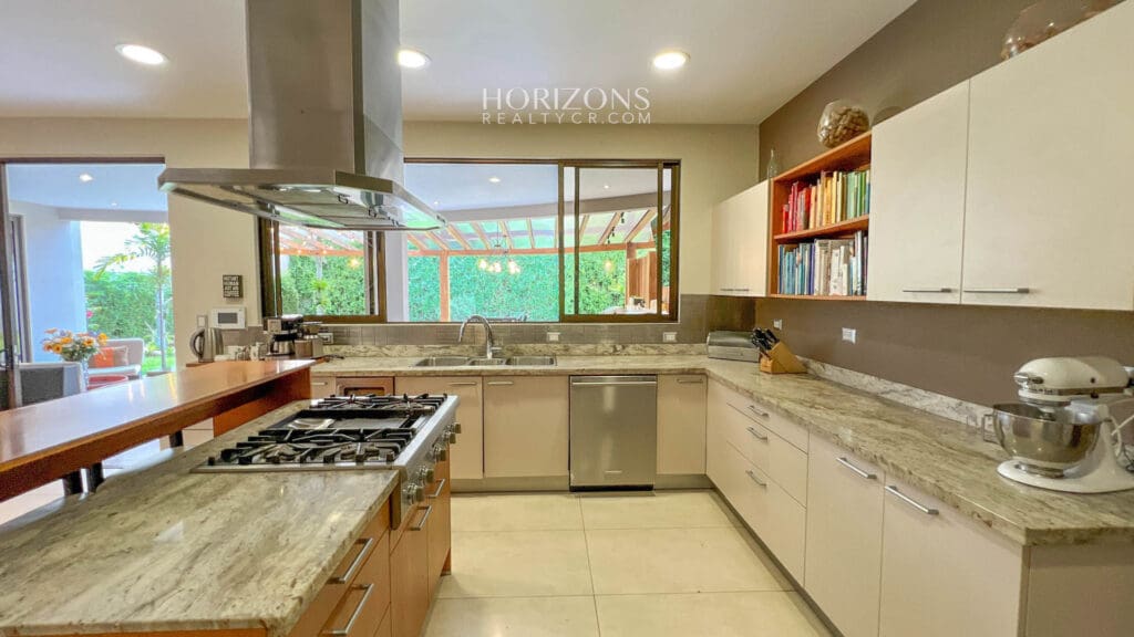 Casa Independiente en Escazu de 4 Habitaciones 4 Parqueos en Guachipelín cerca de Distrito 4 nja1002