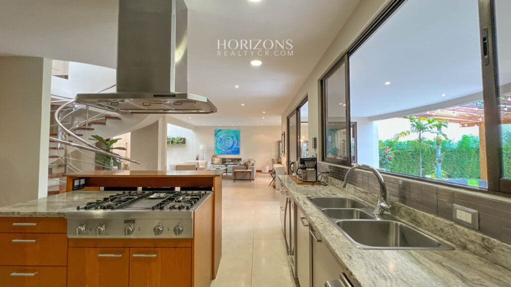 Casa Independiente en Escazu de 4 Habitaciones 4 Parqueos en Guachipelín cerca de Distrito 4 nja1002