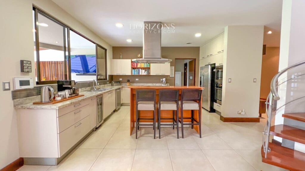 Casa Independiente en Escazu de 4 Habitaciones 4 Parqueos en Guachipelín cerca de Distrito 4 nja1002