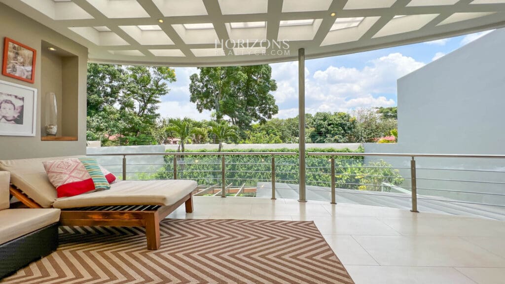 Casa Independiente en Escazu de 4 Habitaciones 4 Parqueos en Guachipelín cerca de Distrito 4 nja1002