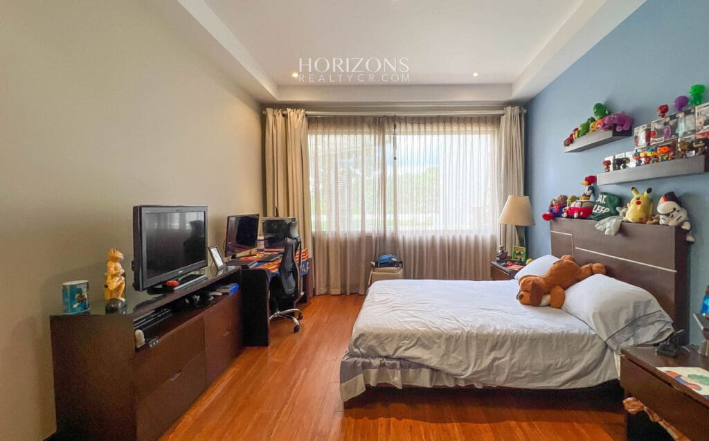 Casa Independiente en Escazu de 4 Habitaciones 4 Parqueos en Guachipelín cerca de Distrito 4 nja1002