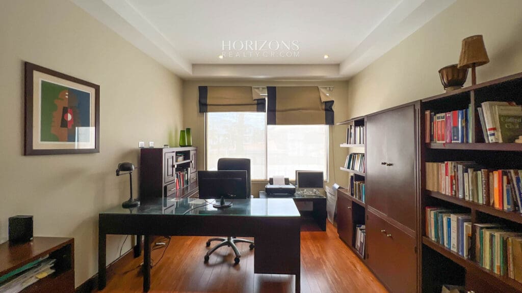 Casa Independiente en Escazu de 4 Habitaciones 4 Parqueos en Guachipelín cerca de Distrito 4 nja1002
